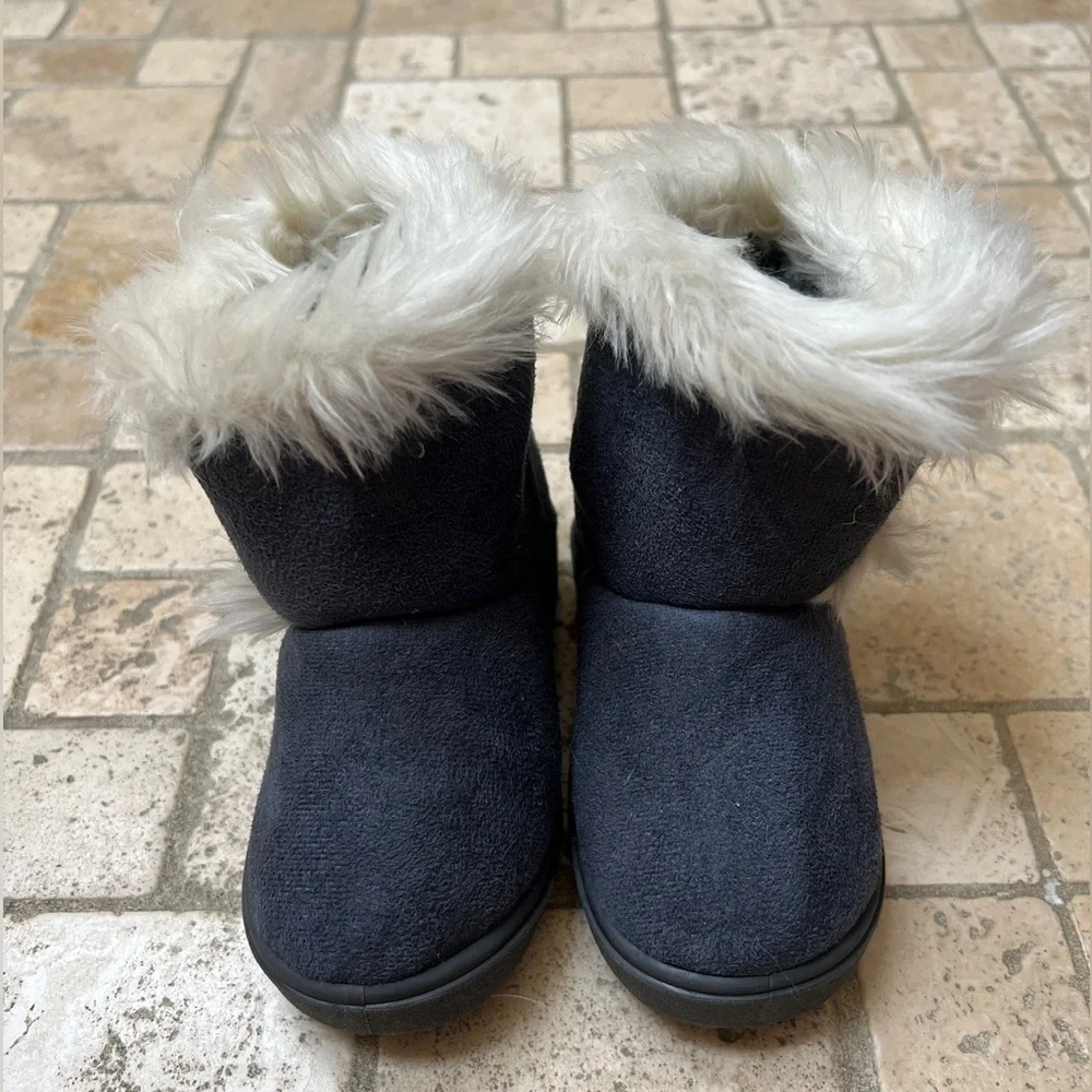 NWOT Size 6 (Baby/Toddler) Blue and White Fuzzy Winter Boots with Heart Accent